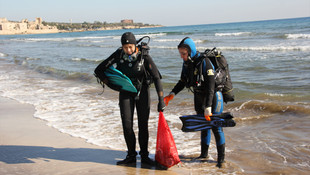 Üniversiteli dalgıçlar denizden çöp temizledi