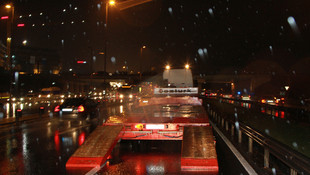 Üst geçide takılan tır, trafiği aksattı