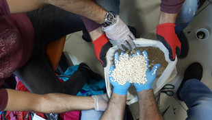 Uyuşturucu hapları kıyafetlere gizlemişler