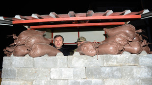 Vali Çınar'dan askerlere gece yarısı moral ziyareti