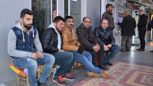 Vatandaşlar TOKİ konutları için banka önünde sabahlayacak