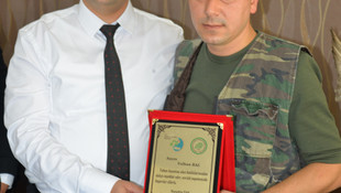 Yaralı karacayı omzunda taşıyan avcı ödüllendirildi