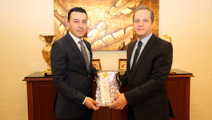 Orduda yaralı karacayı omzunda taşıyan avcıya ödül verildi