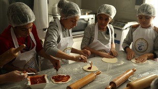 Yetim çocuklar pizza yaptı