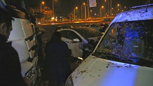 Yoldan çıkan tır park halindeki otomobillere çarptı