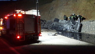 Zift yüklü kamyon devrildi: 1 ölü