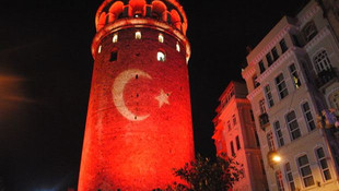 Galata Kulesi kırmızı beyaza büründü