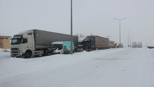 Ağrı'da buzlanma dolayısıyla tırlar mahsur kaldı