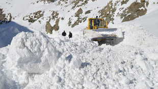Ağrı'da çığ nedeniyle kapanan köy yolu ulaşıma açıldı