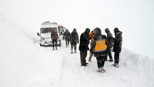 Ağrı'da mahsur kalan yolcular paletli ambulansla kurtarıldı