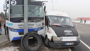 Ağrı'da otobüsle minibüs çarpıştı: 1 ölü, 9 yaralı