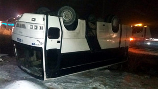 Aksaray'da yolcu midibüsü devrildi: 6 yaralı