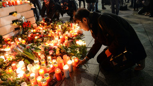 Almanya’nın başkenti Berlin’de dün akşam bir tırın Noel pazarına girmesi üzerine 12 kişinin öldüğü, 18’i ağır 48 kişinin yaralandığı olaya ilişkin tek şüpheli olarak gözaltına alınan Pakistanlı delil yetersizliğinden serbest bırakıldı.