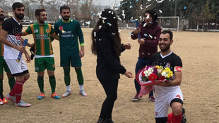 Amatör maçta evlilik teklifi