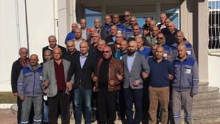 Amirlerine destek için saçlarını kazıttılar