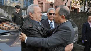 Annesini ve oğlunu da maça davet etmiş