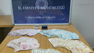 Arabasının lastiğini patlatıp parasını çaldılar