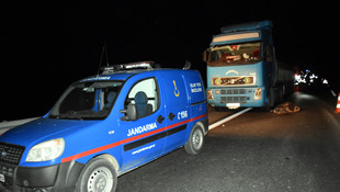 Arızalanan aracını onarmak isterken beton mikseri çarptı