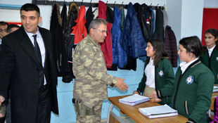 Askerden Yüksekova'daki esnaf ve öğrencilere ziyaret