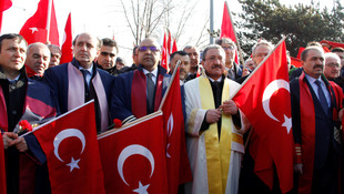 Askerlerin şehit edilmesini cübbeleriyle protesto ettiler