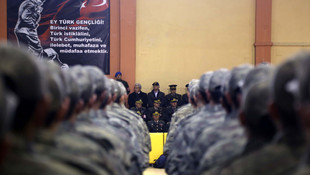 Asteğmenler mavi bere taktı