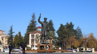 Atatürk heykelinin yeni tören alanına taşınması