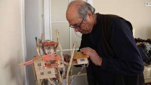 Atık malzeme ve çiçek dallarından süs eşyaları üretiyor