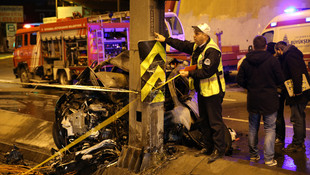 Avcılar'da direğe çarpan otomobil alev aldı