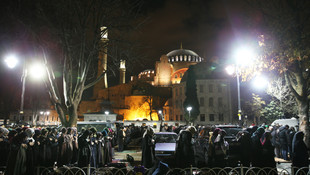 Ayasofya Meydanı'ında teheccüd namazı