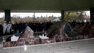 Aydın Menderes kabri başında anıldı