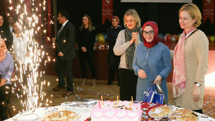 Bakan eşinden engelli genç kıza doğum günü sürprizi