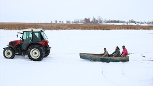 Balıkçıların tekne ile kayak keyfi
