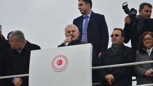 Başbakan Yıldırım: Dünyadaki her 5 mülteciden bir tanesi Suriyeli. Elhamdülillah Türkiye, Suriye'yi terk etmek zorunda kalan her 5 mülteciden 3'üne ev sahipliği yapıyor, bundan da büyük bir mutluluk duyuyoruz.