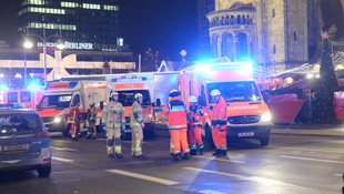 Berlin’de kamyon Noel pazarına daldı