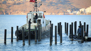 Bodrum'da kaçak iskele demirleri sökülüyor