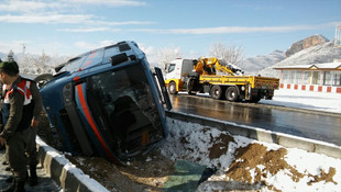 Bucak'ta mahkumları taşıyan araç devrildi: 5 yaralı