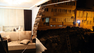 Bursa'da iki katlı binanın yan duvarı çöktü