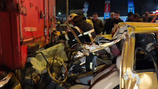 Bursa'da otomobil tıra çarptı: 1 ölü, 1 yaralı