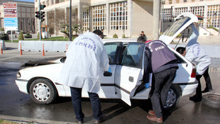 Çaldığı otomobilin plakasını bantla değiştirdi