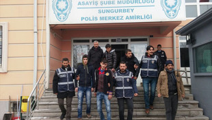 Çaldıkları para kasasını el arabasıyla taşıdılar