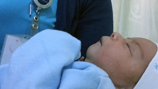 Cami avlusuna 2 günlük bebek bırakıldı