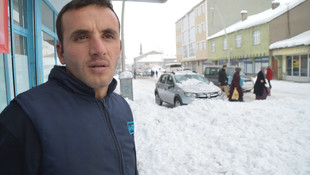 Çatıdan düşen kar 2 otomobile zarar verdi