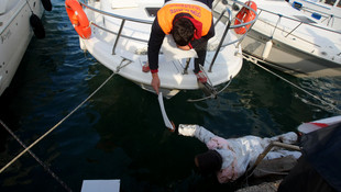 Çeşme açıklarında geminin kayalıklara oturması