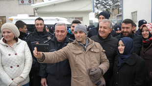 Çevik kuvvet polisleri kar topuyla moral depoladı