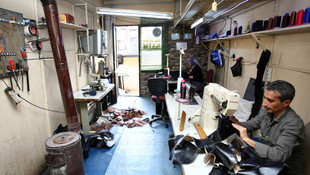 Çevresine kulak asmadı eşi ile açtıkları atölyede saya dikiyor