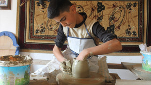 Çömlek ustası, oğluyla teknolojiye direniyor