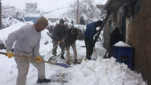 Damlarda biriken karları belediye temizliyor