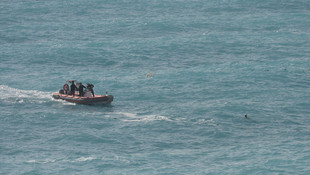 Denizde boğulma tehlikesi geçiren kişiyi polis kurtardı