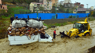 Derede mahsur kalan kamyonet iş makineleriyle çıkarıldı