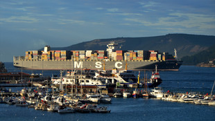 Dev konteyner gemisi Çanakkale Boğazından geçti